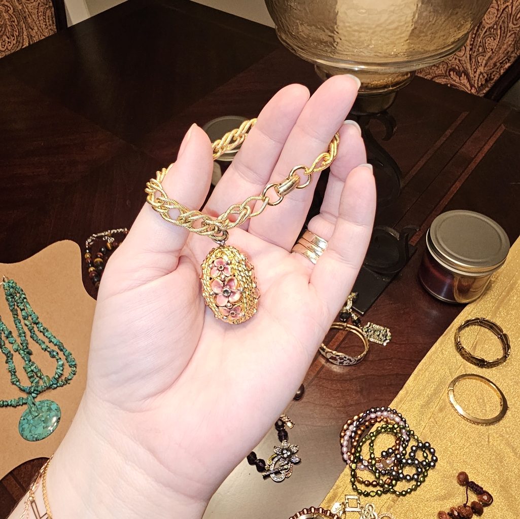 Egg Pendent Braclet